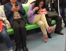 娱乐吃瓜酱坐地铁,揭秘都市生活百态